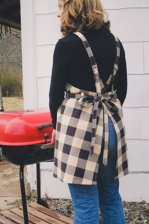 The adjustable crossed straps on the Poppy apron.